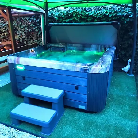 Belloapartamento Haz Balatonkenese, 800m, Jakuzzi アパート *